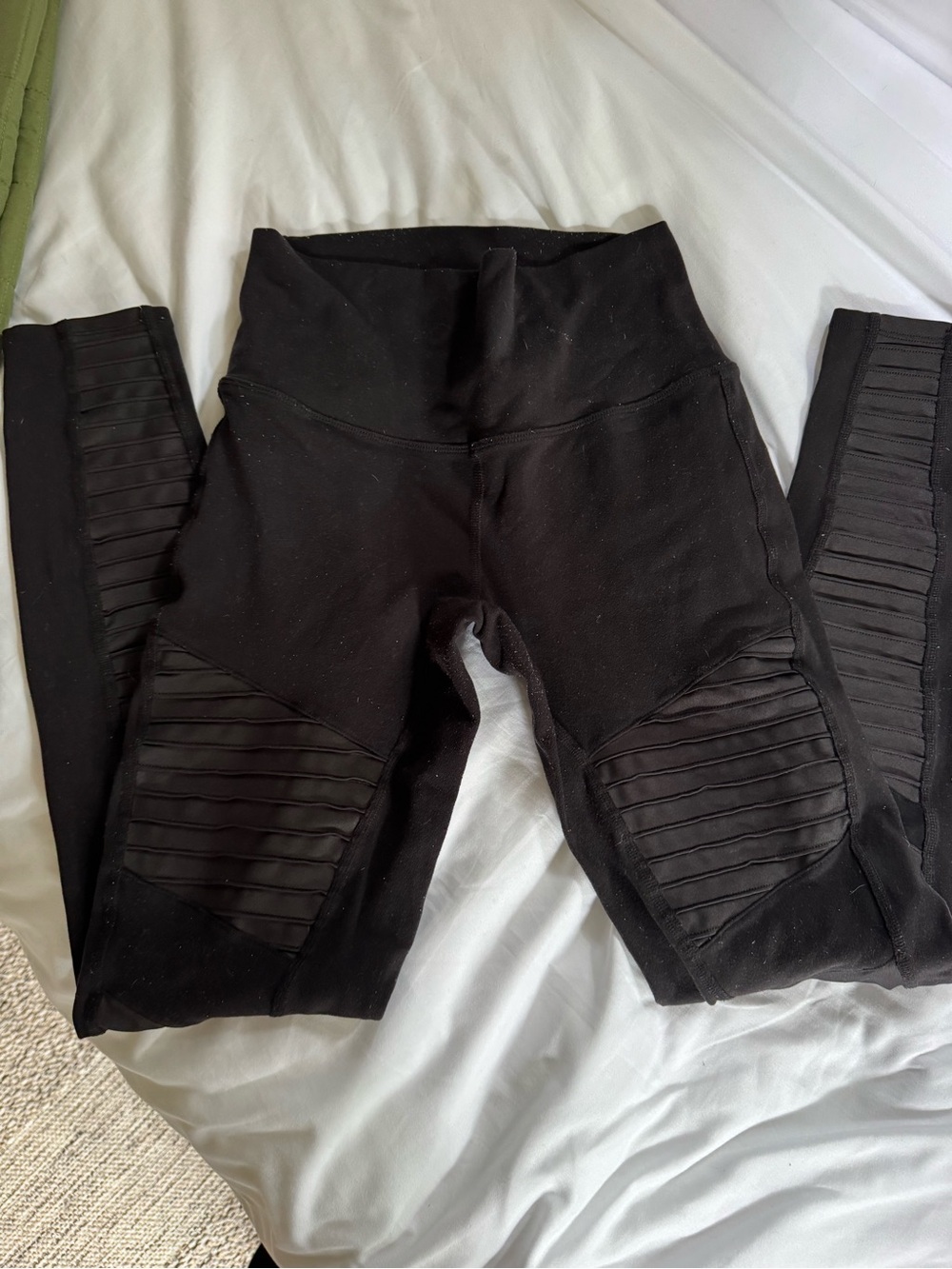 ALO Yoga Black Ribbed Knee Panel size M Leggings